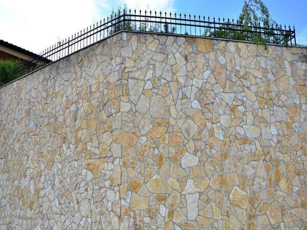 Vápenec B4 obklad/dlažba pr. 10-50 cm, hr. 1-2 cm