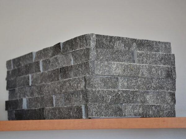 Mramor čierny remienkový panel - rohový prvok