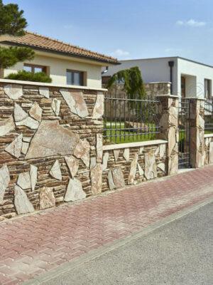 Gneis K3 obklad / dlažba hrúbka: 1 - 3 cm, priemer 15 - 50 cm Gneis