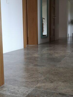 Travertín Silver CC 61 cm x 61 cm x 1,5 cm - matný, plnený