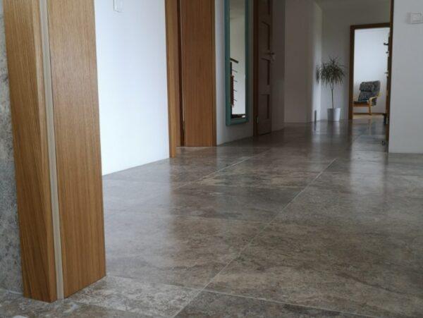 Travertín Silver CC 61 cm x 61 cm x 1,5 cm - matný, plnený