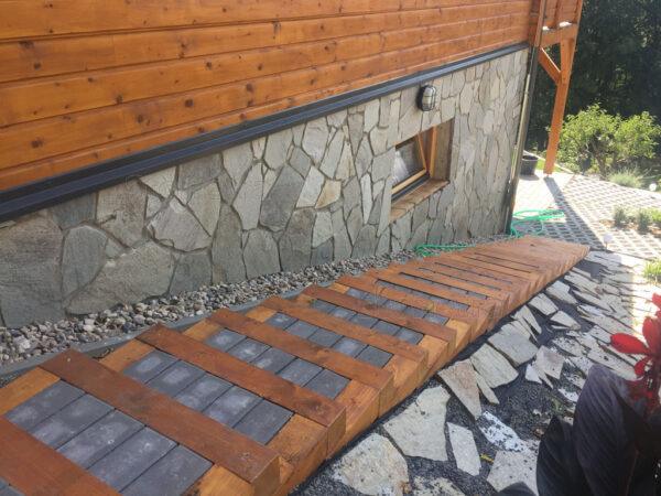 Gneis K4 obklad / dlažba hrúbka: 1 - 3 cm, priemer 15 - 50 cm Gneis