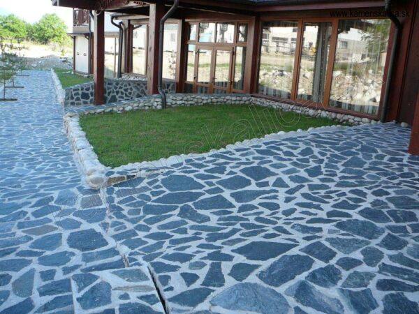 Gneis K6 obklad / dlažba hrúbka: 1 - 3 cm, priemer 15 - 50 cm Gneis