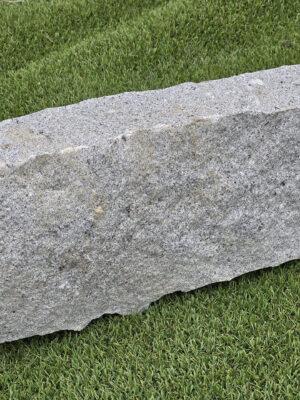 148-10_obrubnik-bledy Žula šedá štiepaný obrubník 40x20x10 cm Farba: Bledá