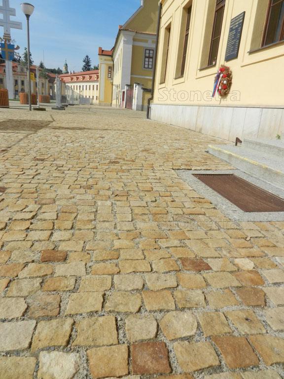 Pieskovec dlažba kocky 8/11 cm, 1 t = 6,4 m2