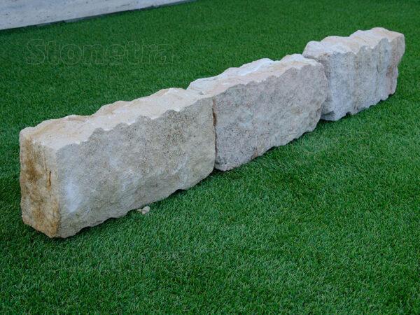 Pieskovec štiepaný obrubník 40x20x10 cm