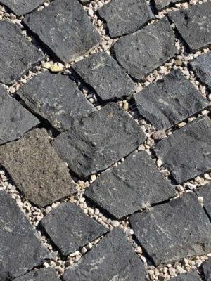 152-1_cadic-dlazobne-kocky-pr-15x17-cm-1-t-3-m2 Čadič dlažobné kocky pr. 15x17 cm 1 t = 3 m2