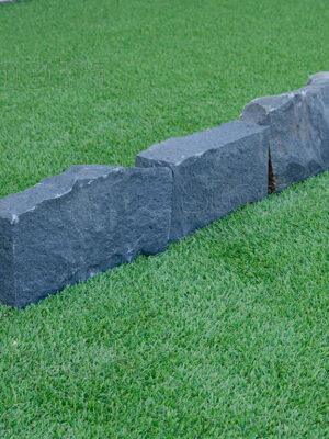 153-1_cadicovy-obrubnik-stiepany-tmavej-az-ciernej-farby Čadič štiepaný obrubník 20-35 x 15-17 x 8 cm