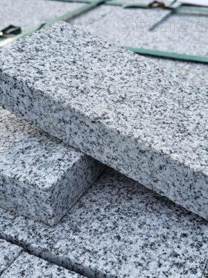 1697_rezana-dlazba-zo-zuly-rammer Šedá žula Rammer 20 cm x 10 cm x 3 cm dlažba - pieskovaný protišmykový povrch