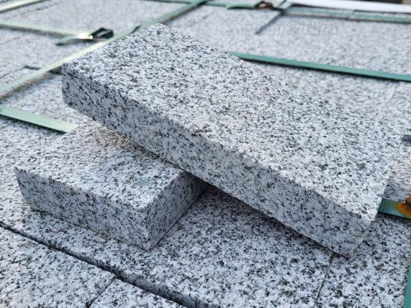 Šedá žula Rammer 20 cm x 10 cm x 3 cm dlažba - pieskovaný protišmykový povrch