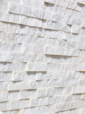 171-3_biely-mramor-s-lesklymi-krystalikmi Mramor kryštál - remienkový kamenný obklad/panel