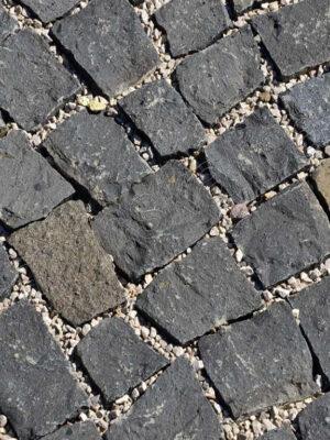 1906-3_cadic-dlazobne-kocky-pr-6x8-cm-1t-7-4-m2 Čadič dlažobné kocky pr. 6x8 cm 1t = 10 m2