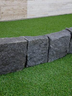 1912-2_zulovy-obrubnik-cierny-stiepany-s-pribliznymi-rozmermi-20x20x10-cm Čierna žula štiepaný obrubník 20 x 20 x 10 cm