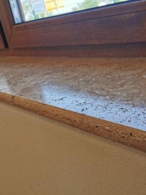 2045-6_travertin-noche-rezany-schod-parapet Travertín Noche rezaný schod / parapet Rozmery: 100 x 30 x 3 cm