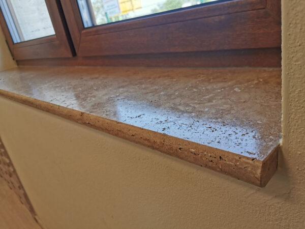 Travertín Noche rezaný schod / parapet Rozmery: 100 x 30 x 3 cm