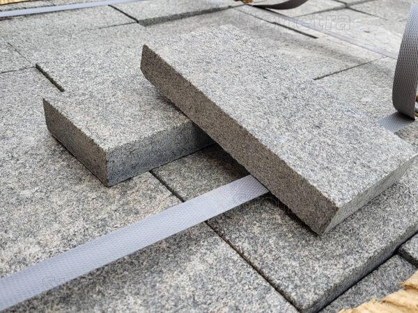 2099-1_rezana-zulova-dlazba-antracit-na-prijazdovu-cestu Žula Antracit dlažba - opalovaný povrch, protišmykový Rozmery: Žula Antracit 20 cm x 10 cm x 3 cm