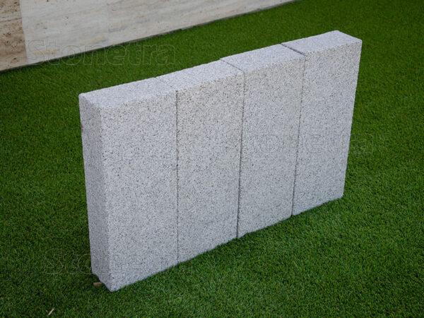 2193-2_seda-zulova-palisada-rezana-na-rozmer-50x20x10-cm-s-typicky-sedou-zulovou-farbou-a-texturou-korenie-a-sol Žula šedá rezaná palisáda 50 cm x 20 cm x 10 cm