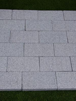 Žula šedá Rammer rezaná dlažba 33 cm x 18 cm x 5 cm