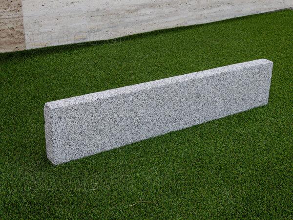 2211-1_sedy-zulovy-obrubnik-rezany-na-rozmer-100x20x6-cm-s-texturou-korenie-a-sol Žula šedá rezaný obrubník 100 cm x 20 cm x 6 cm