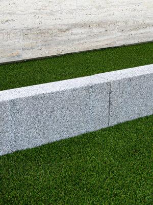 2223-1_sedy-zulovy-obrubnik-rammer-50x20x10-s-texturou-korenie-a-sol Žula šedá rezaný obrubník 50 cm x 20 cm x 10 cm