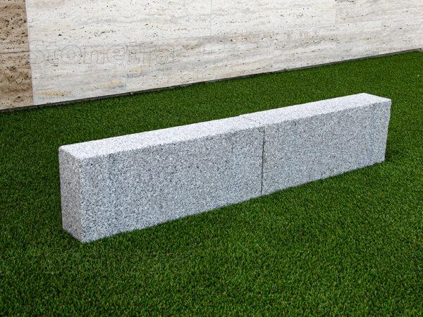 2223-1_sedy-zulovy-obrubnik-rammer-50x20x10-s-texturou-korenie-a-sol Žula šedá rezaný obrubník 50 cm x 20 cm x 10 cm