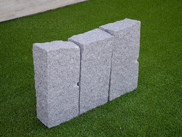 2265_palisada-zo-stiepanej-zuly-na-priblizny-rozmer-40x20x10-cm-v-typicky-sedej-zulovej-farbe-s-jemnou-texturou-korenie-a-sol Žula šedá štiepaná palisáda 40 x 20 x 10 cm