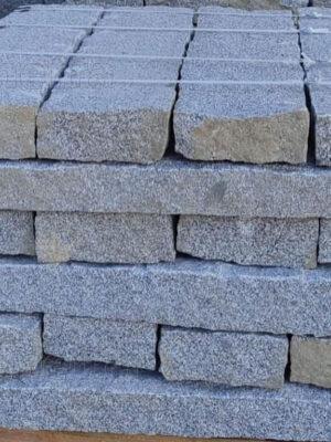 2268-1_sedy-zulovy-obrubnik-sekany-na-rozmer-80x20x10-s-prirodzenou-zulovou-farbou-a-sekanym-prirodne-rustikalnym-povrchom Žula šedá štiepaný obrubník 70 cm x 20 cm x 10 cm