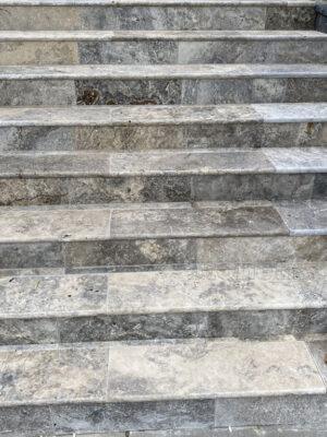 Travertín Silver rezaný schod / parapet Rozmery: 100 x 30 x 3 cm