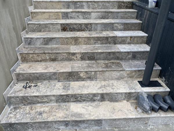 Travertín Silver rezaný schod / parapet Rozmery: 80 x 25 x 3 cm