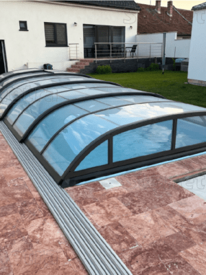 707-2_dlazba-okolo-bazena-travertin-red-kamenna-dlazba-k-bazenu-dlazba-na-terasu-dlazba-okolo-bazena Travertín Red francúzsky vzor hr. 3 cm - omieľaný